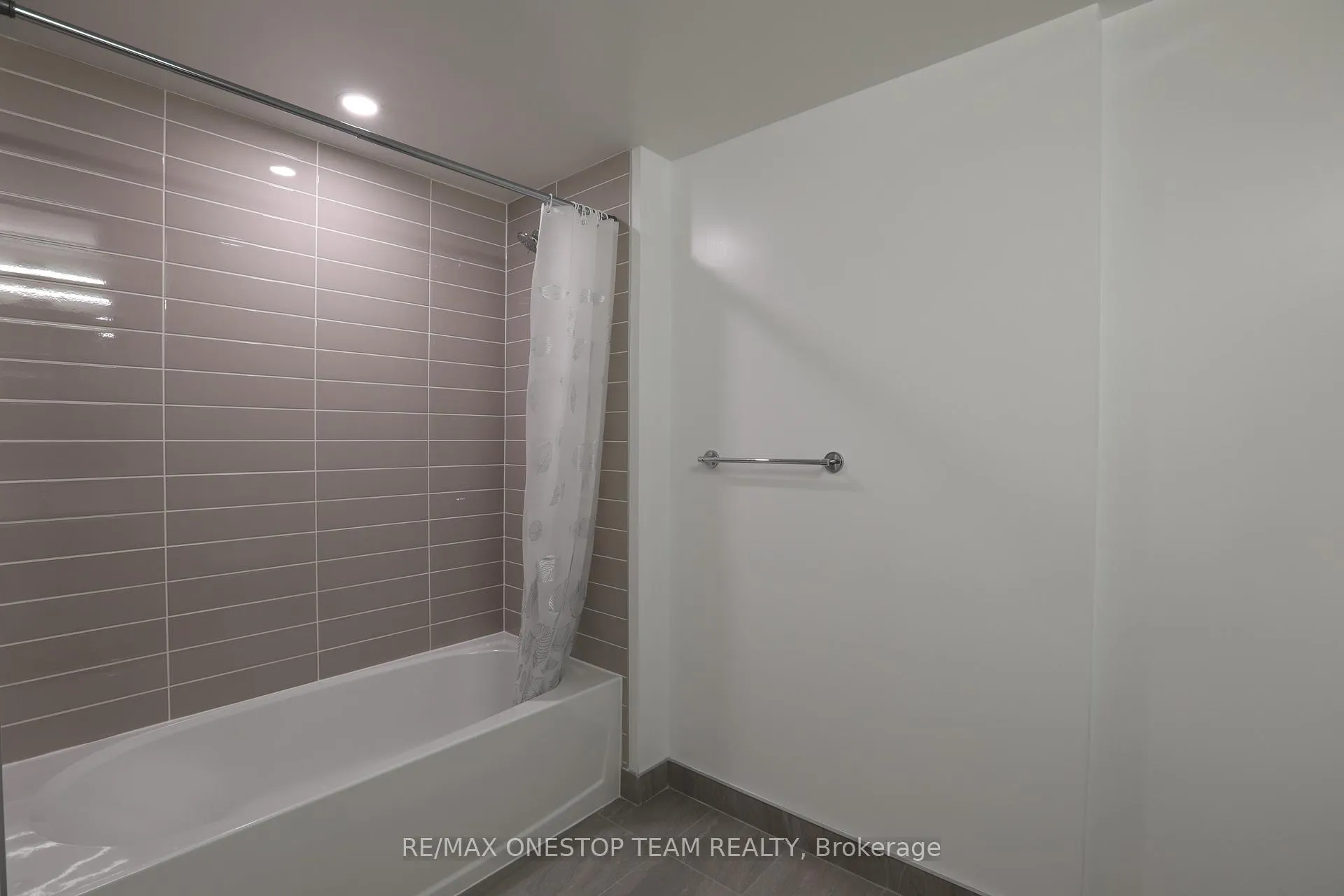 Photo 8 of Unit 527, 4010 Eglinton Avenue W, Etobicoke, Humber Heights — HOMEH