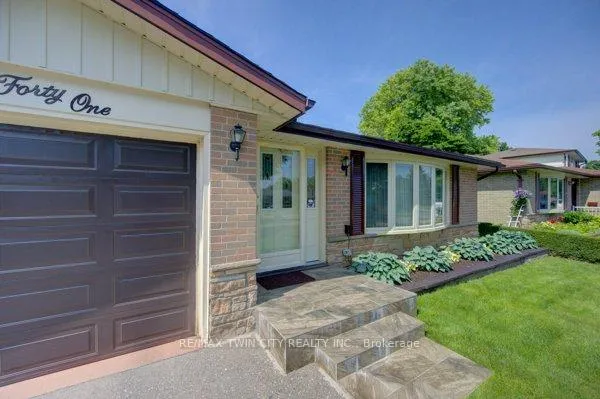 Photo 4 of 141 Hazelglen Drive, Kitchener, Victoria Hills — HOMEH