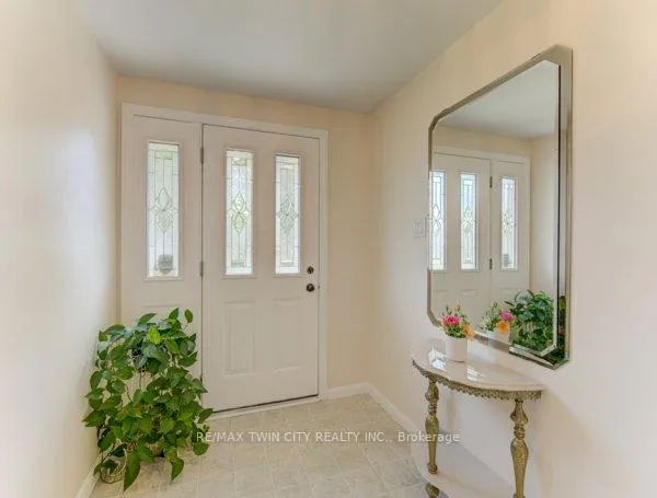 Photo 5 of 141 Hazelglen Drive, Kitchener, Victoria Hills — HOMEH