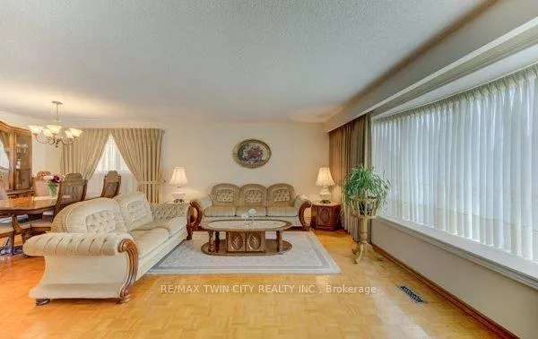 Photo 7 of 141 Hazelglen Drive, Kitchener, Victoria Hills — HOMEH