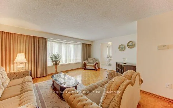 Photo 9 of 141 Hazelglen Drive, Kitchener, Victoria Hills — HOMEH