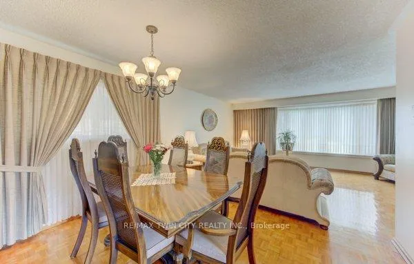 Photo 11 of 141 Hazelglen Drive, Kitchener, Victoria Hills — HOMEH