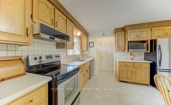 Photo 13 of 141 Hazelglen Drive, Kitchener, Victoria Hills — HOMEH