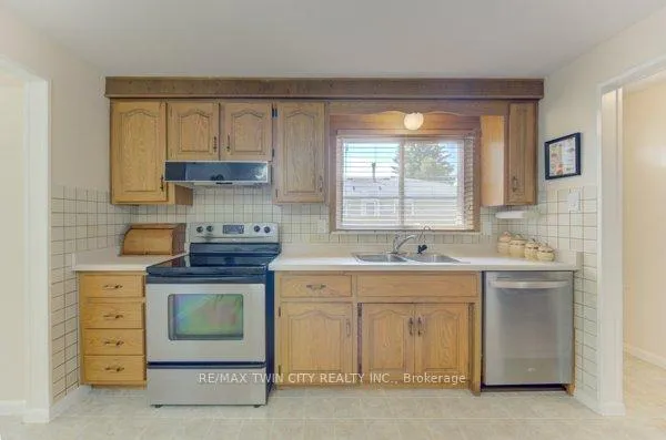 Photo 14 of 141 Hazelglen Drive, Kitchener, Victoria Hills — HOMEH