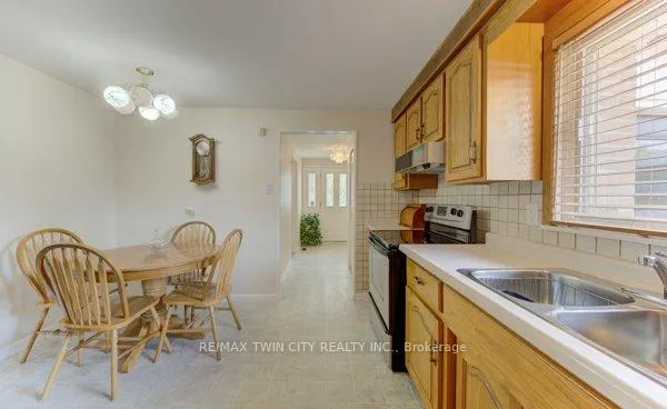 Photo 15 of 141 Hazelglen Drive, Kitchener, Victoria Hills — HOMEH