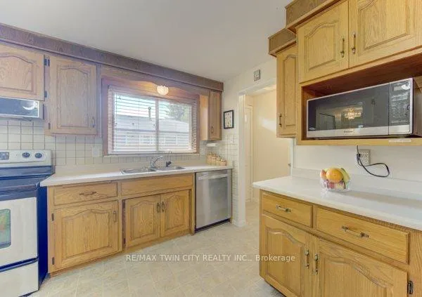 Photo 16 of 141 Hazelglen Drive, Kitchener, Victoria Hills — HOMEH