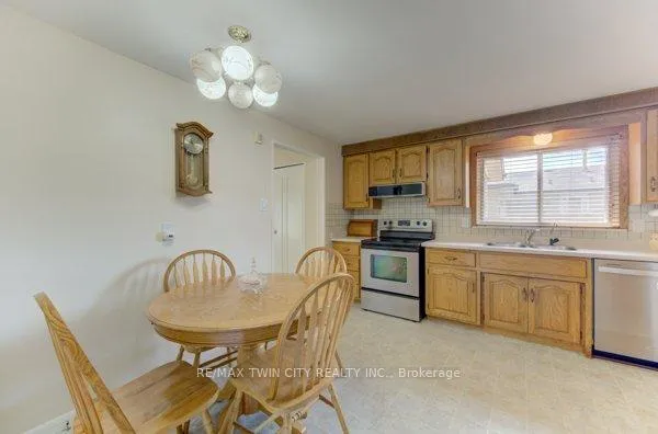 Photo 17 of 141 Hazelglen Drive, Kitchener, Victoria Hills — HOMEH