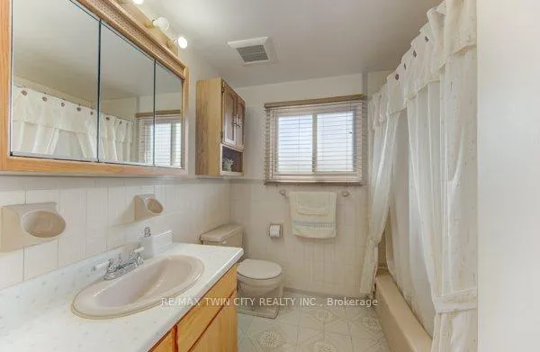 Photo 27 of 141 Hazelglen Drive, Kitchener, Victoria Hills — HOMEH
