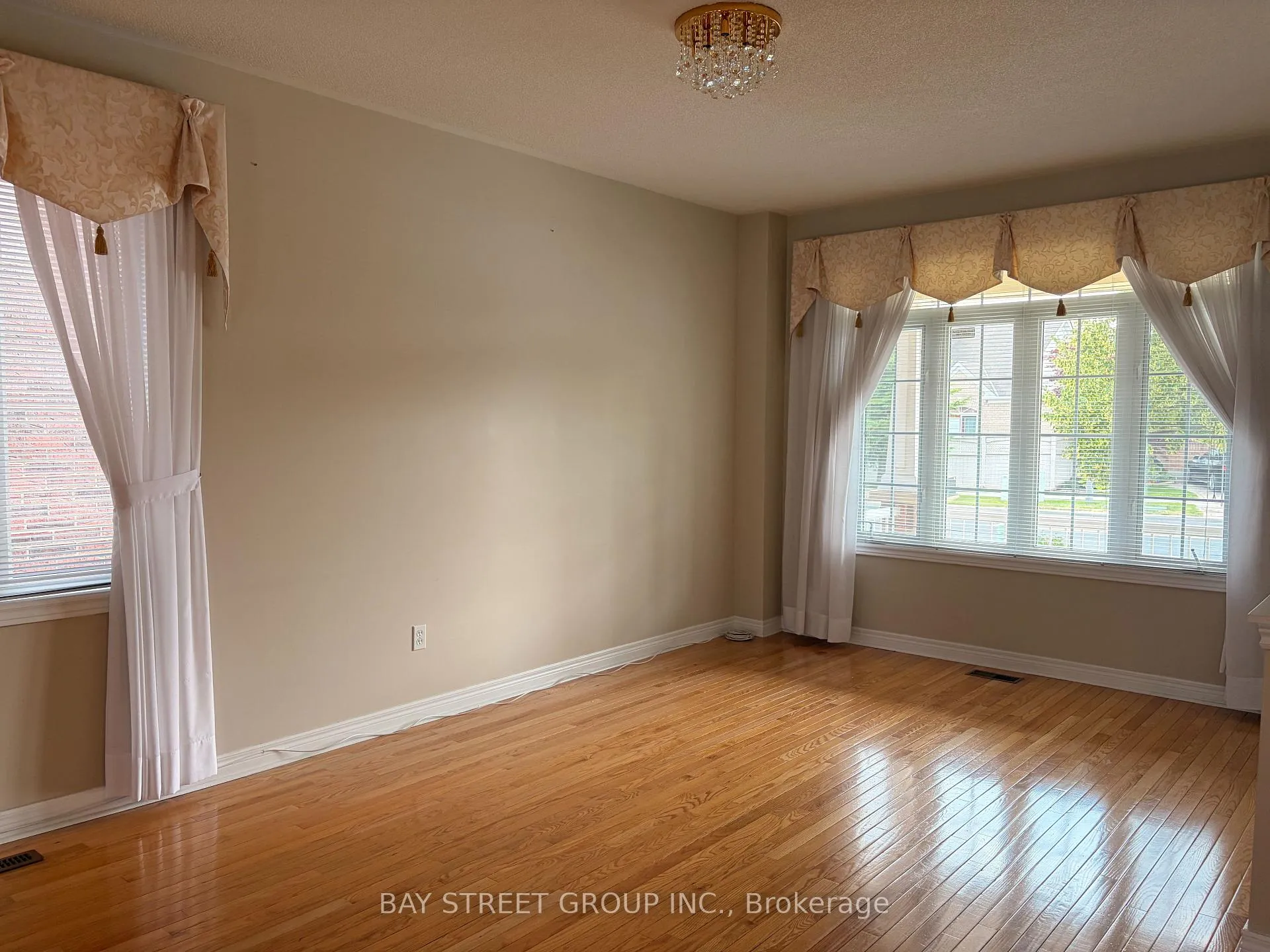 Photo 3 of 211 Stonebridge Drive, Markham, Berczy — HOMEH