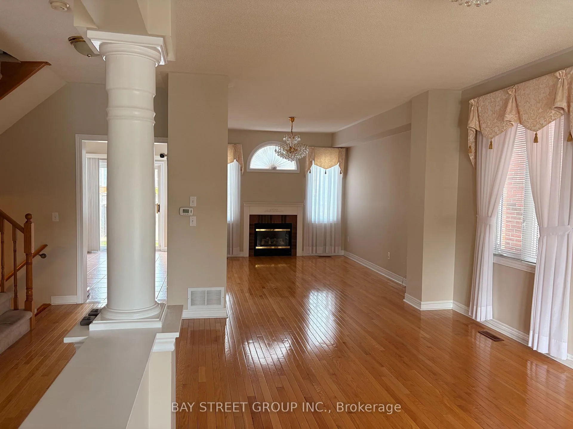 Photo 4 of 211 Stonebridge Drive, Markham, Berczy — HOMEH