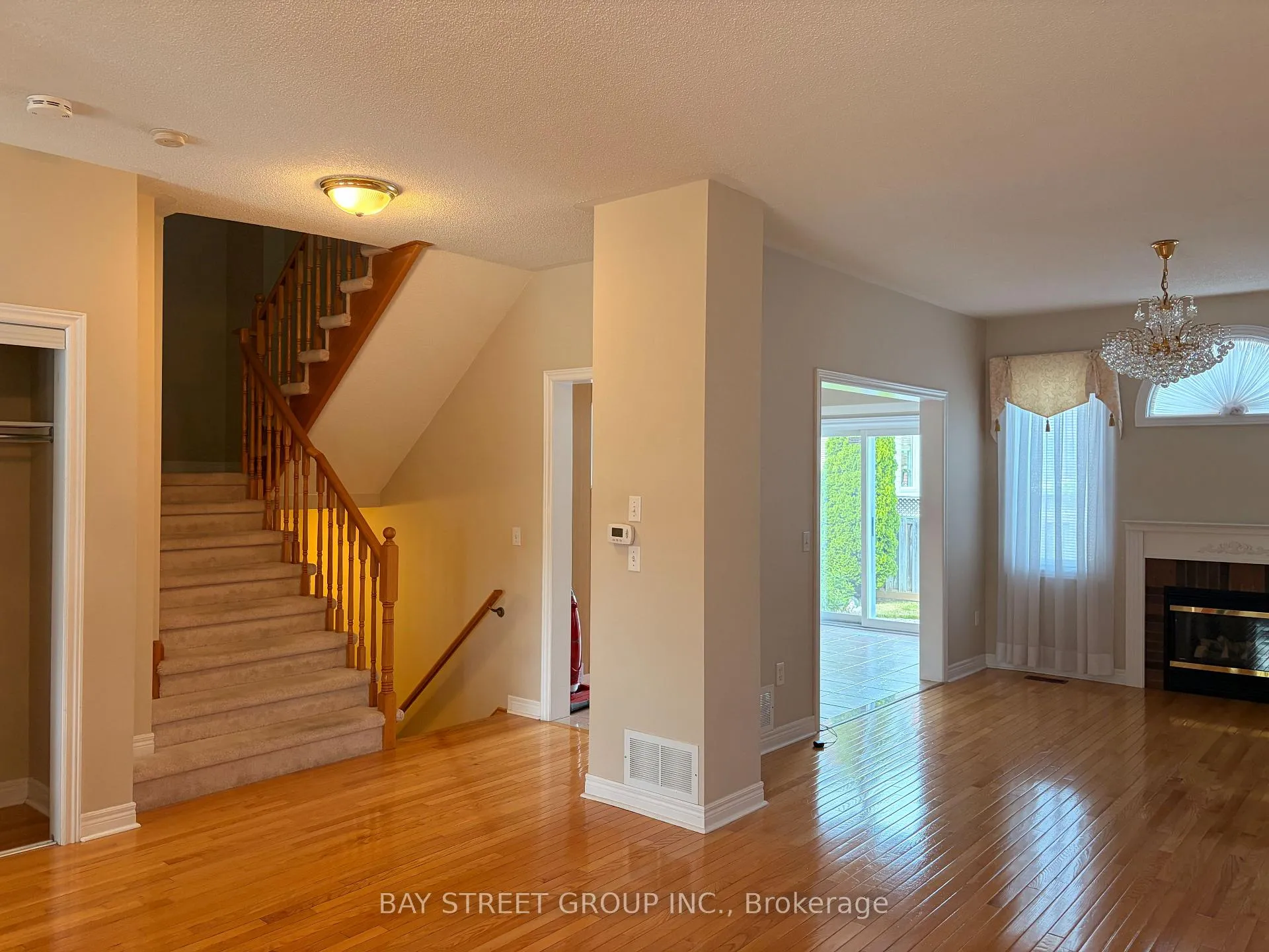 Photo 5 of 211 Stonebridge Drive, Markham, Berczy — HOMEH