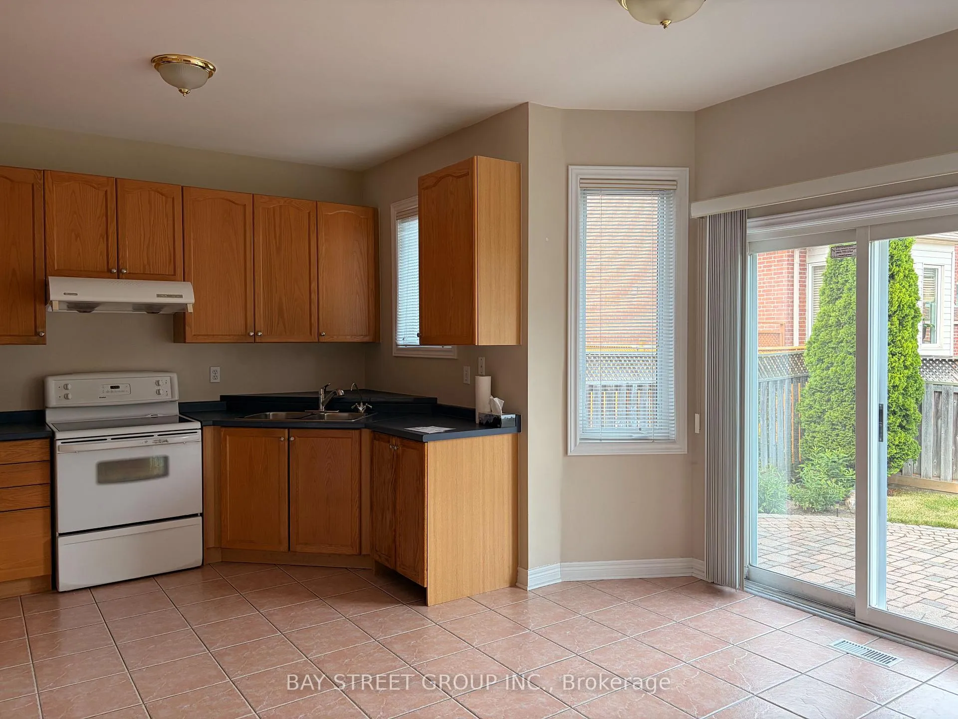 Photo 6 of 211 Stonebridge Drive, Markham, Berczy — HOMEH