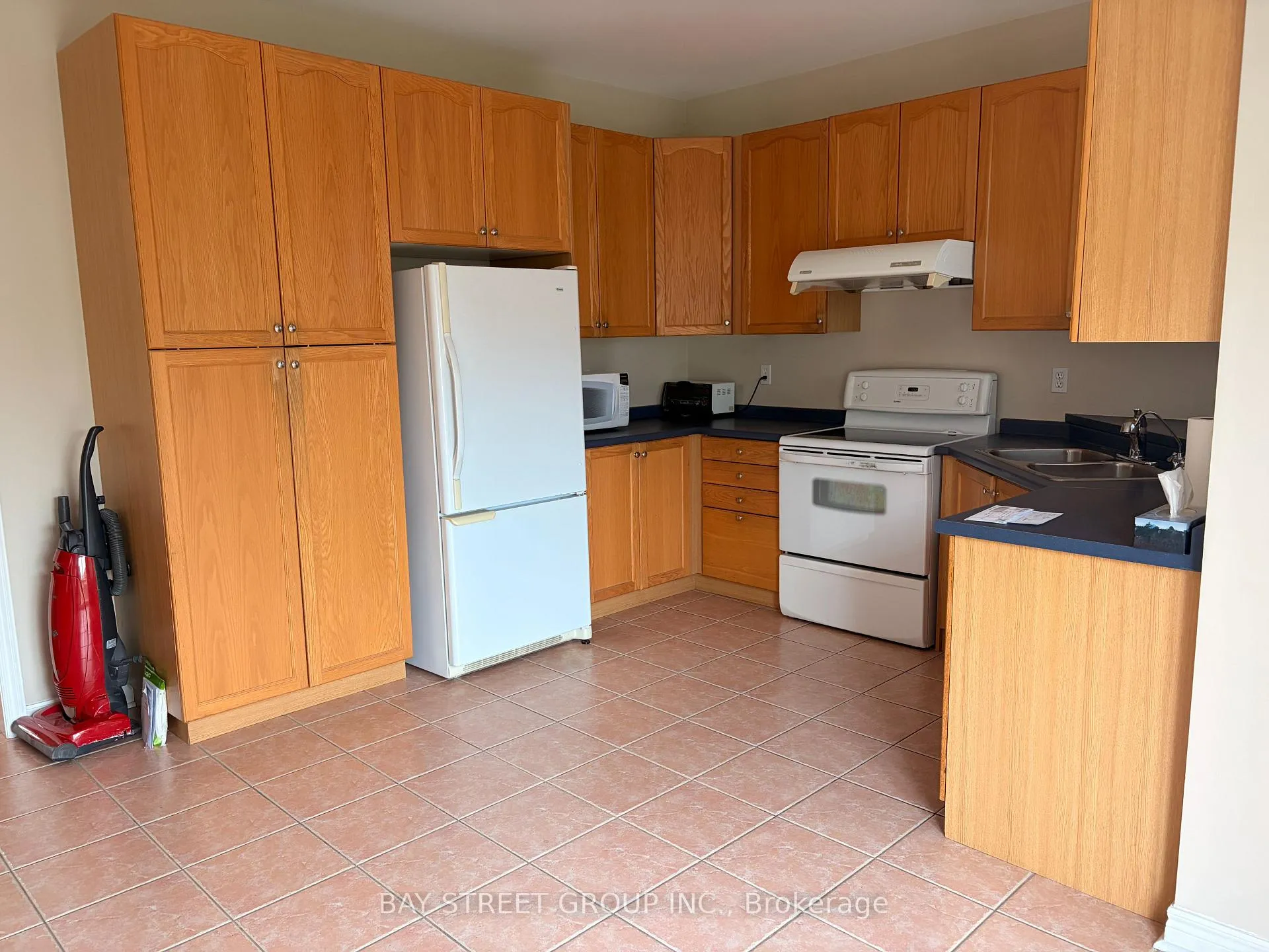 Photo 8 of 211 Stonebridge Drive, Markham, Berczy — HOMEH