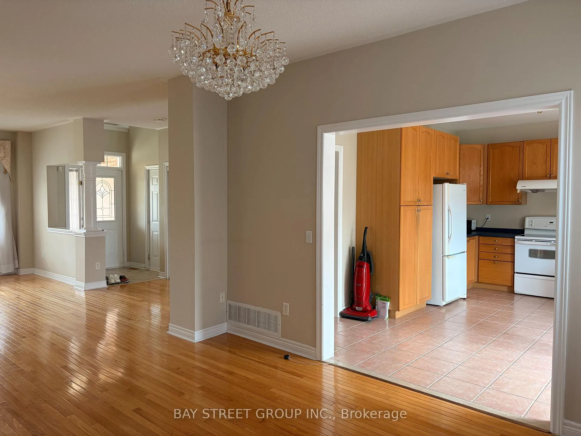 Photo 9 of 211 Stonebridge Drive, Markham, Berczy — HOMEH