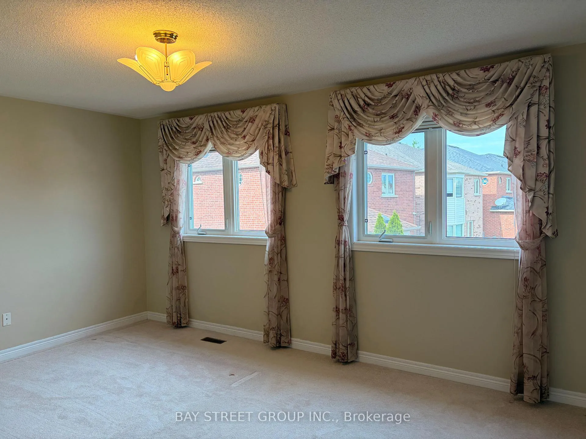 Photo 10 of 211 Stonebridge Drive, Markham, Berczy — HOMEH