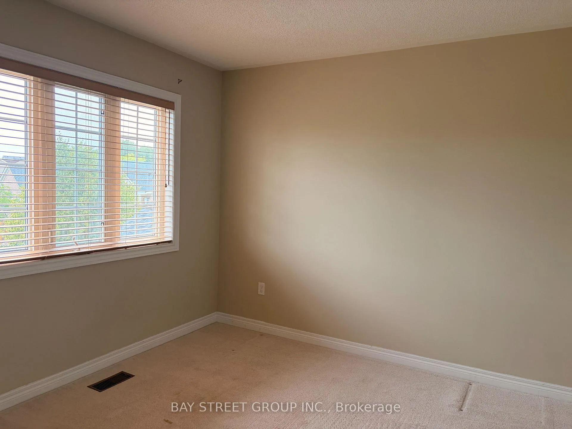 Photo 12 of 211 Stonebridge Drive, Markham, Berczy — HOMEH