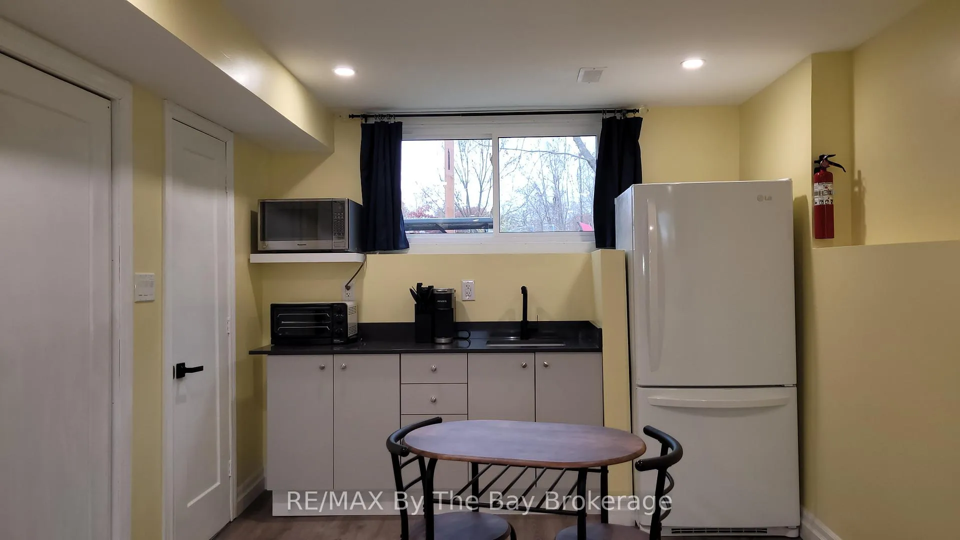 Photo 3 of Unit 2, 7 Harbour Crescent, Wasaga Beach — HOMEH