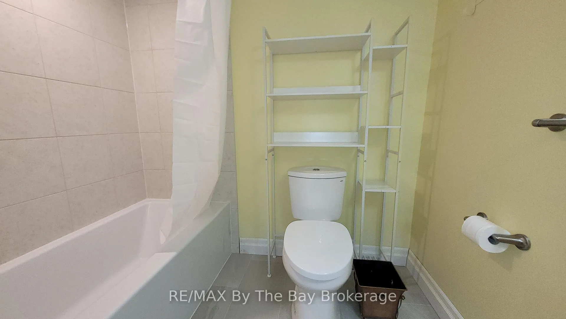 Photo 8 of Unit 2, 7 Harbour Crescent, Wasaga Beach — HOMEH