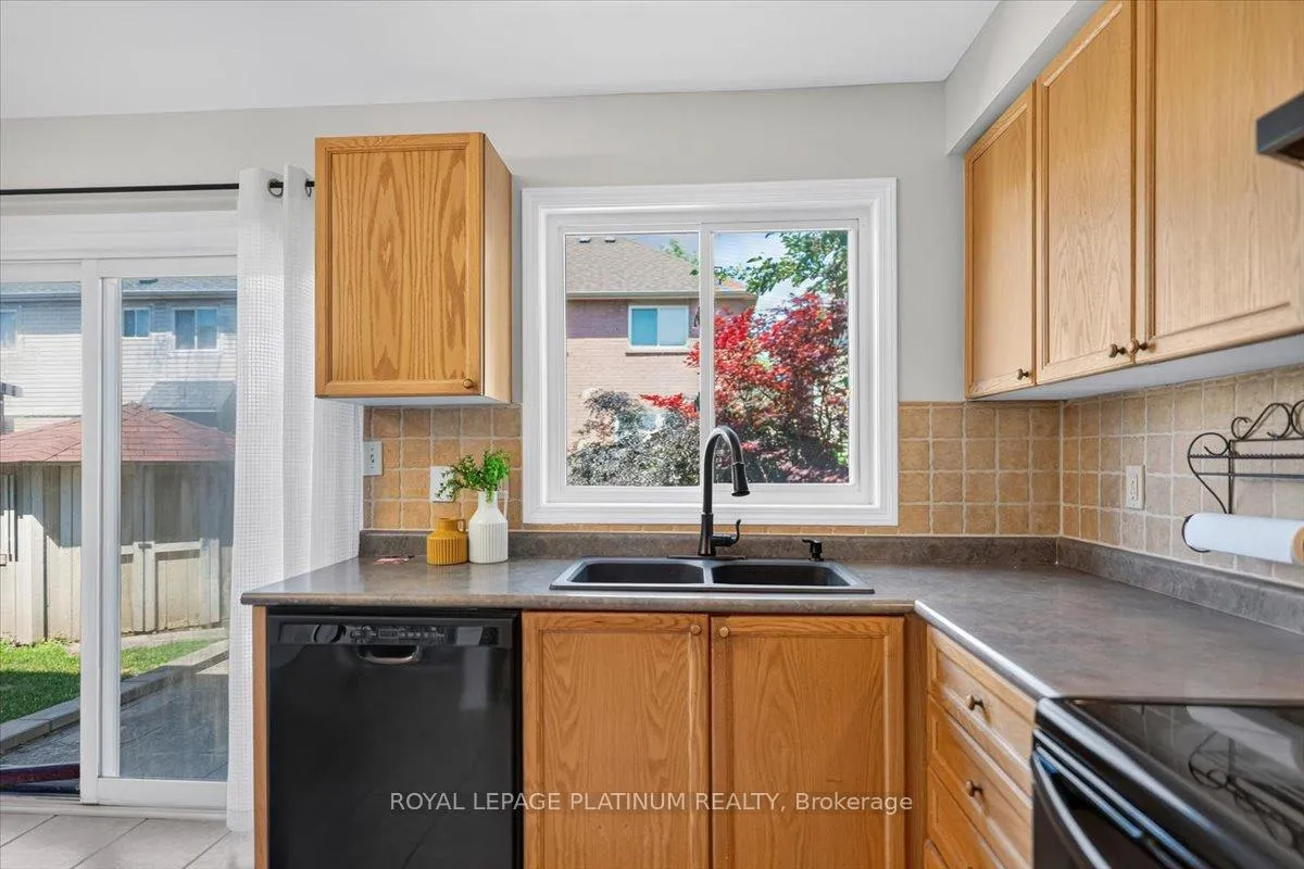 Photo 13 of 21 Vista Green Crescent, Brampton, Fletcher's Meadow — HOMEH