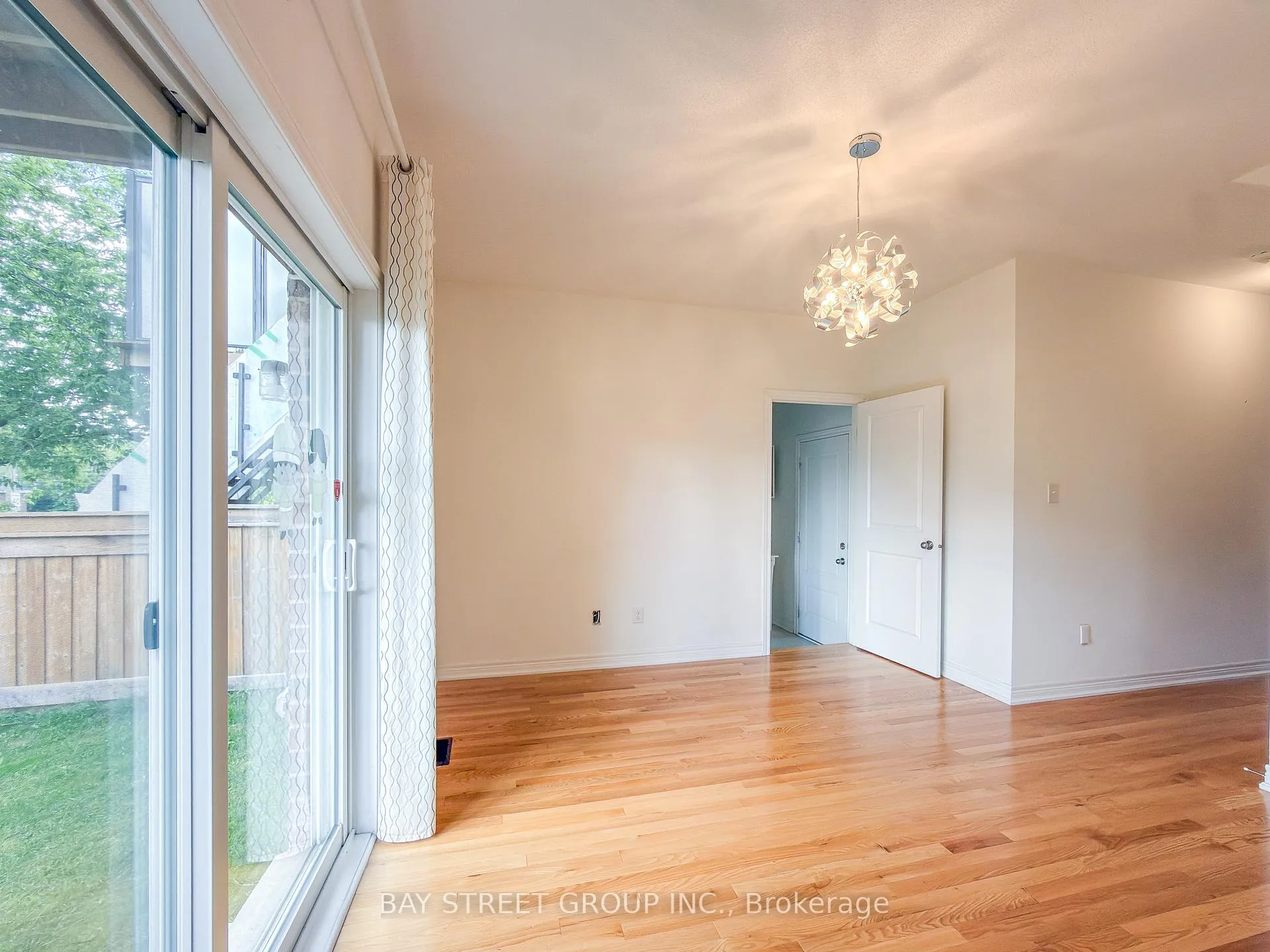 Photo 9 of 8 Globemaster Lane, Richmond Hill, Oak Ridges — HOMEH