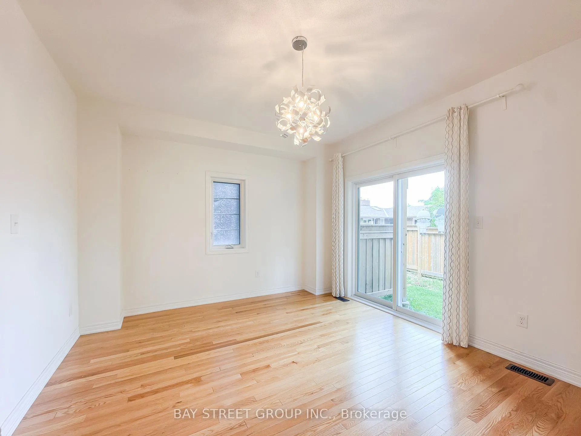 Photo 10 of 8 Globemaster Lane, Richmond Hill, Oak Ridges — HOMEH