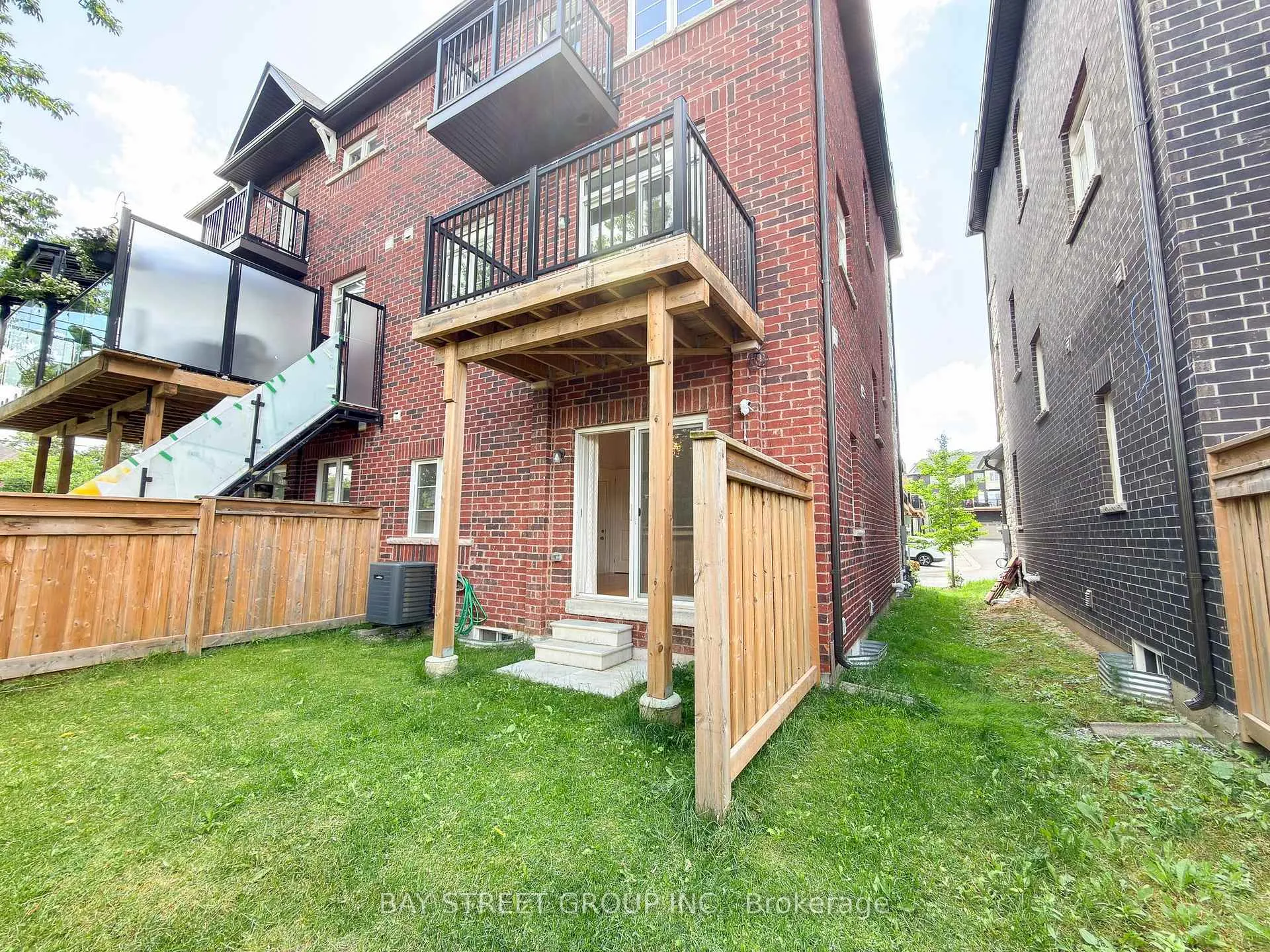 Photo 14 of 8 Globemaster Lane, Richmond Hill, Oak Ridges — HOMEH
