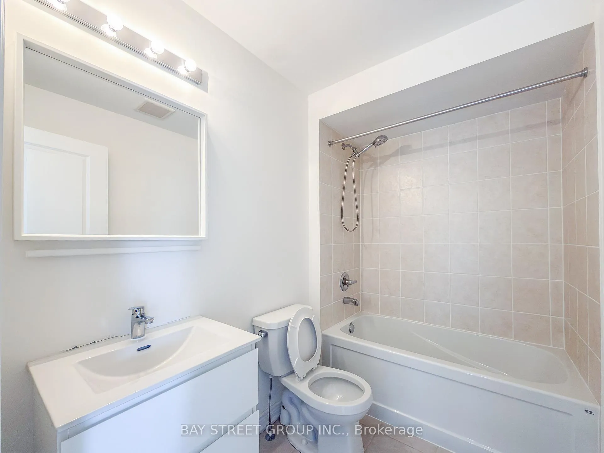 Photo 38 of 8 Globemaster Lane, Richmond Hill, Oak Ridges — HOMEH