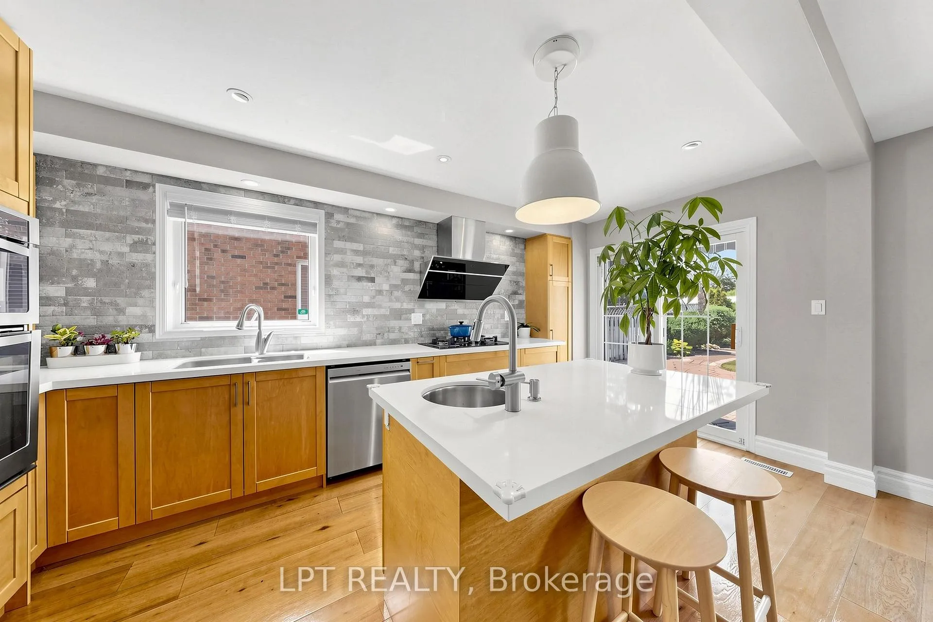 Photo 2 of 30 Pentland Crescent, Vaughan, Maple — HOMEH