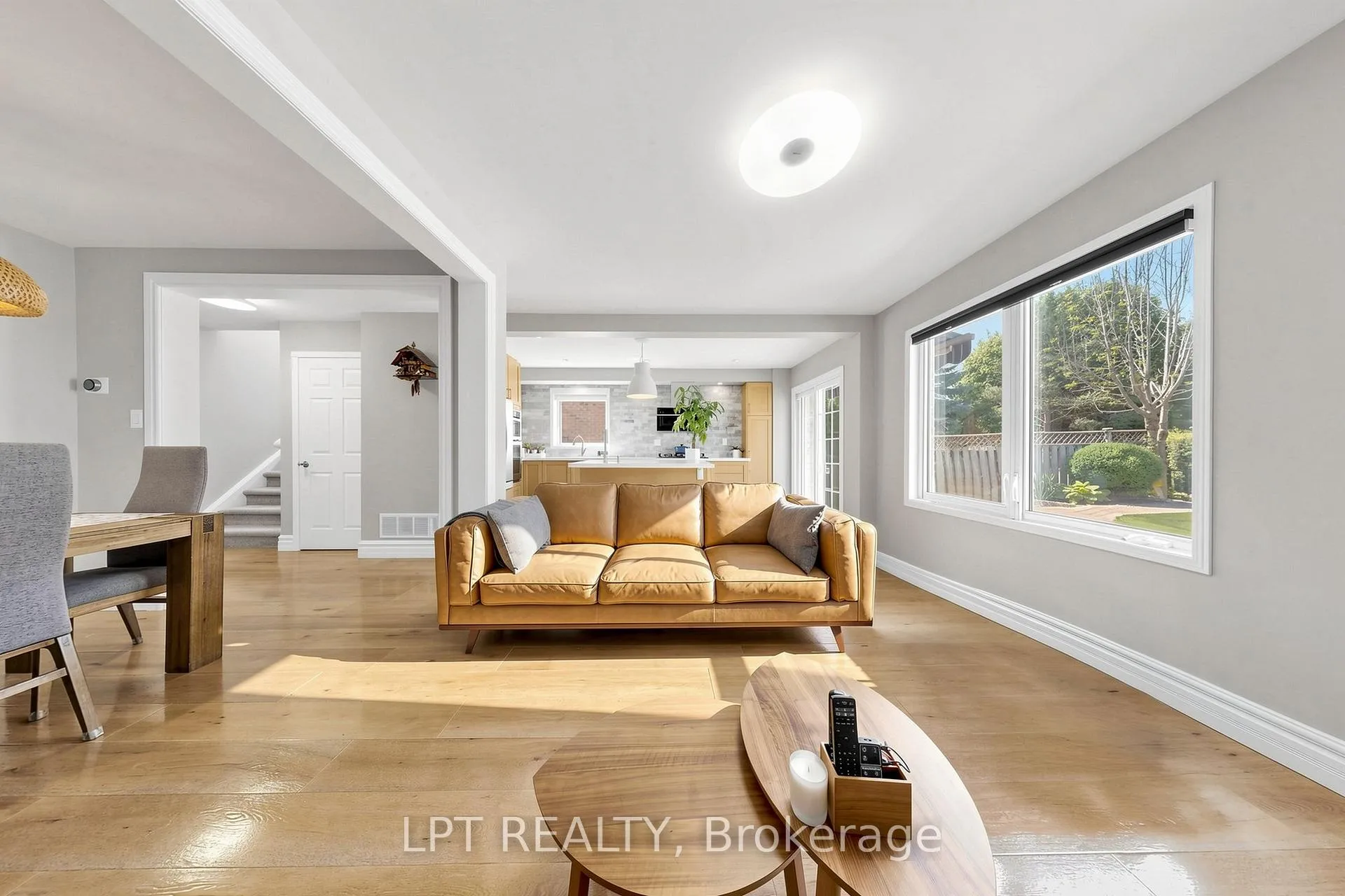 Photo 4 of 30 Pentland Crescent, Vaughan, Maple — HOMEH