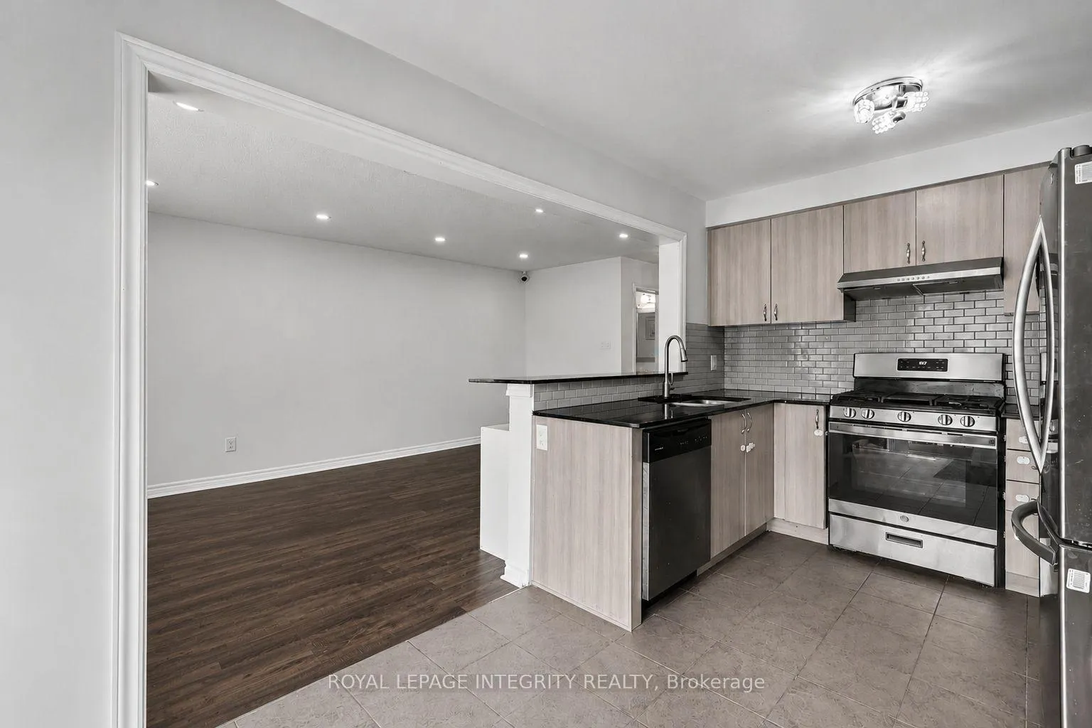 Photo 22 of 555 Foxlight Circle, Ottawa, Kanata - Emerald Meadows/Trailwest — HOMEH