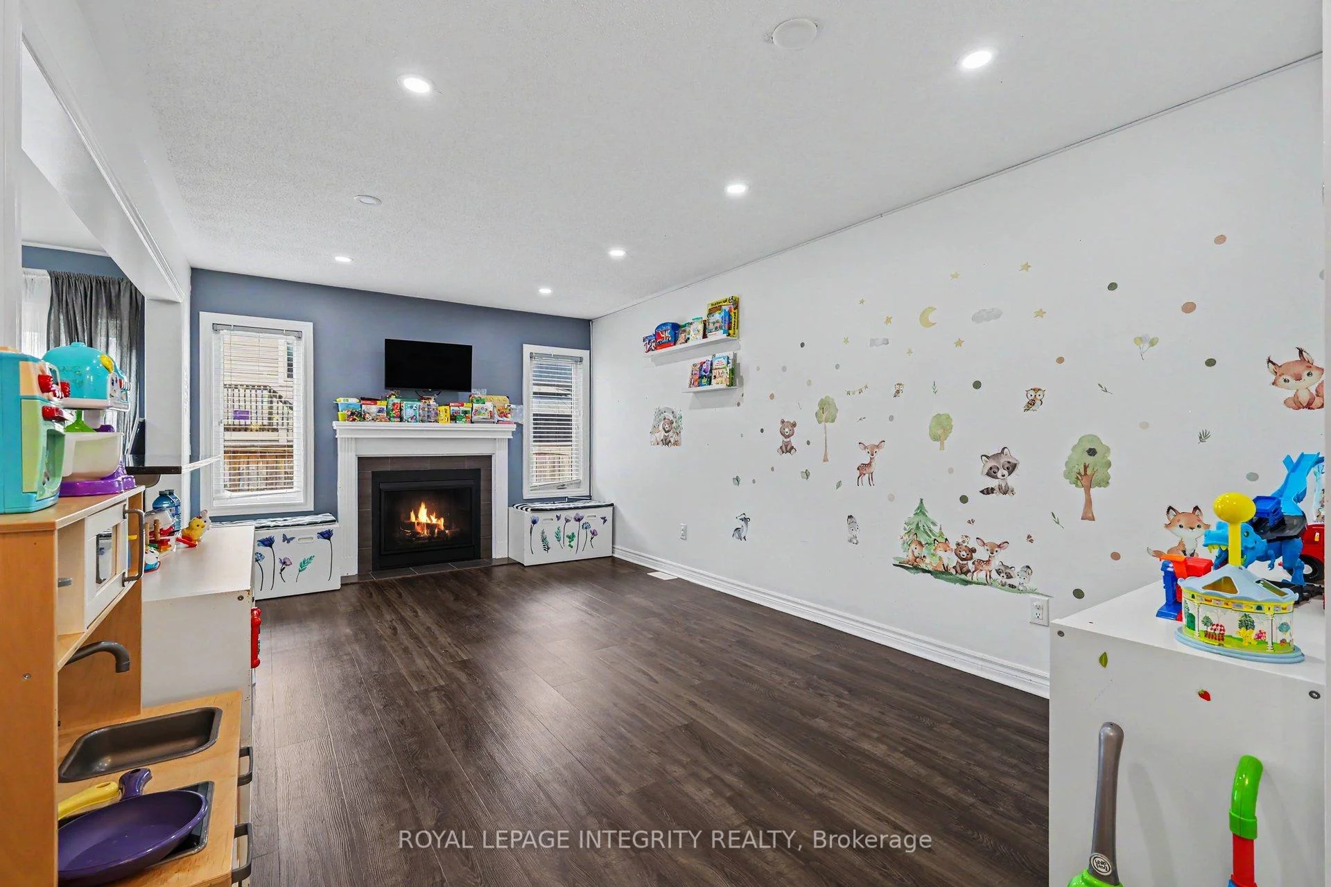 Photo 3 of 555 Foxlight Circle, Ottawa, Kanata - Emerald Meadows/Trailwest — HOMEH