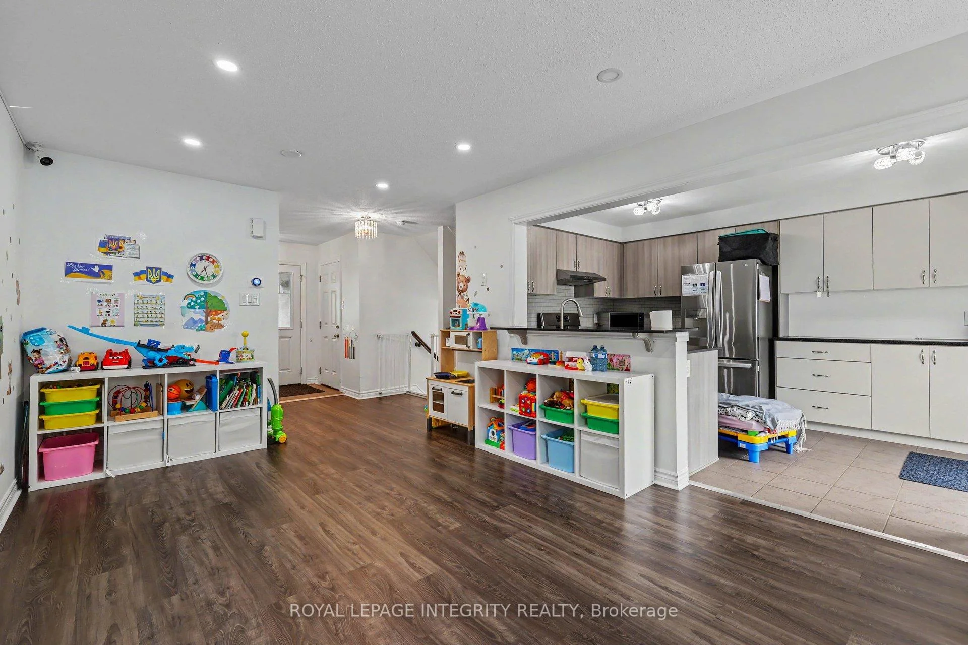 Photo 4 of 555 Foxlight Circle, Ottawa, Kanata - Emerald Meadows/Trailwest — HOMEH