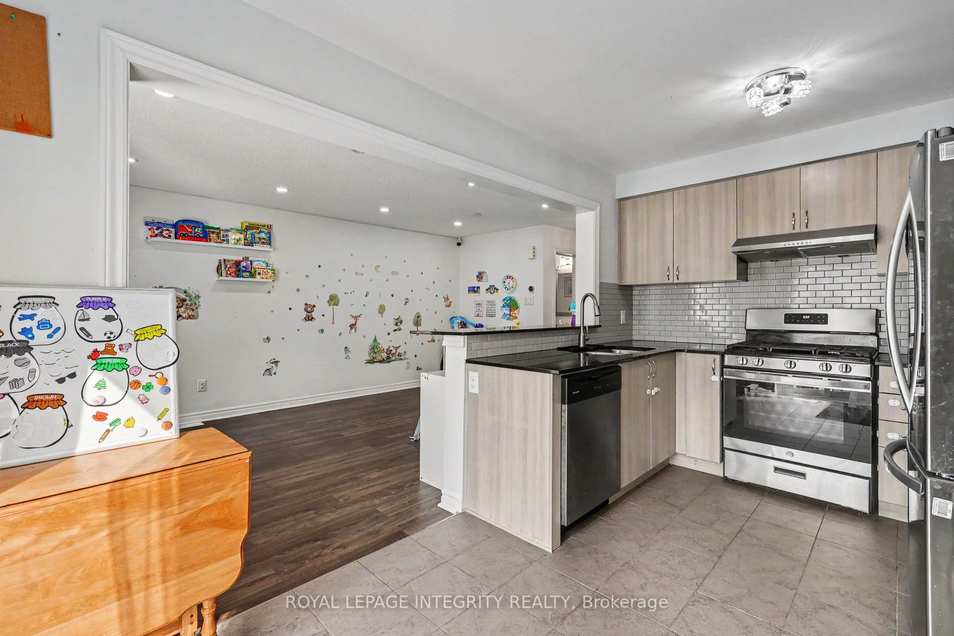 Photo 5 of 555 Foxlight Circle, Ottawa, Kanata - Emerald Meadows/Trailwest — HOMEH