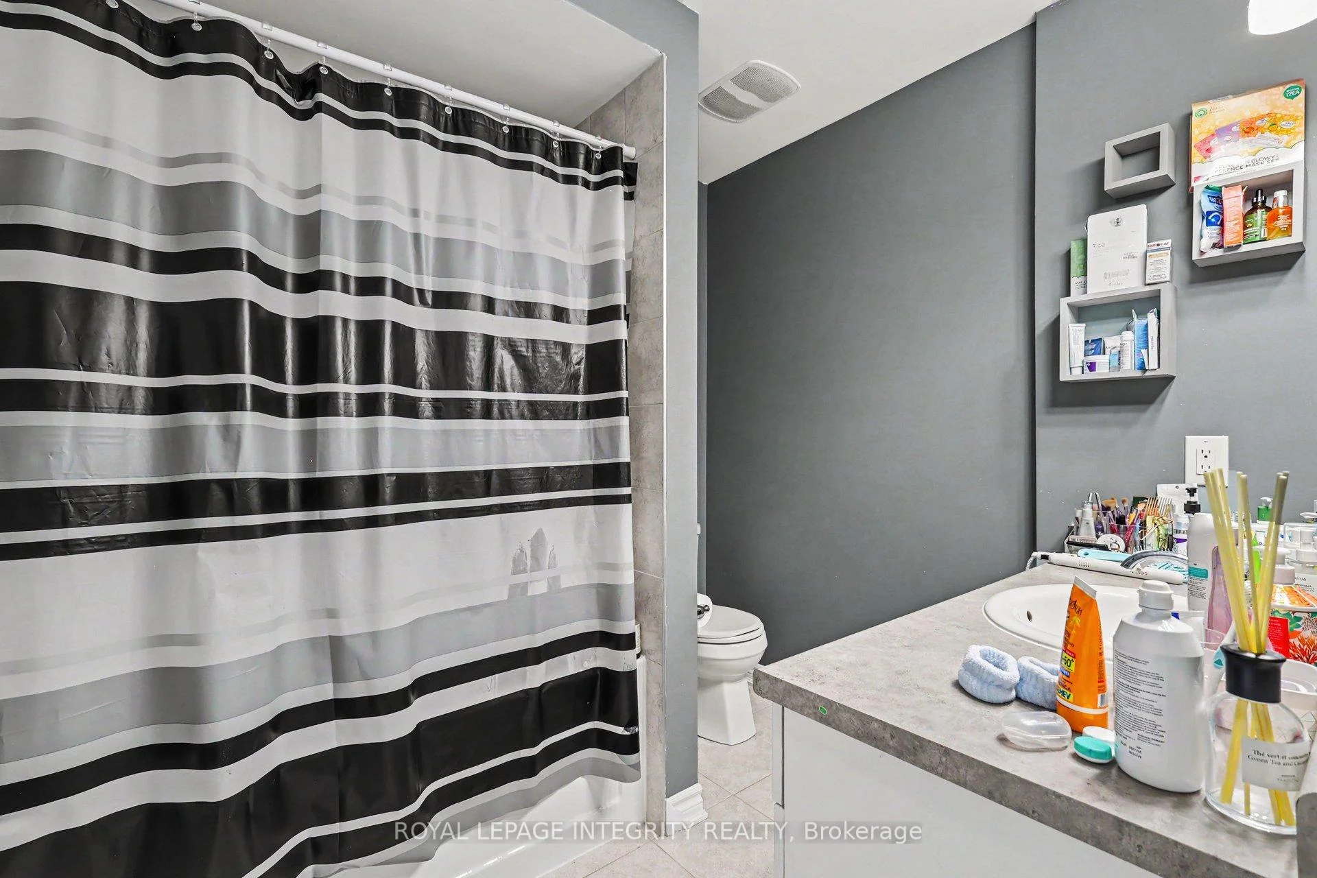 Photo 7 of 555 Foxlight Circle, Ottawa, Kanata - Emerald Meadows/Trailwest — HOMEH