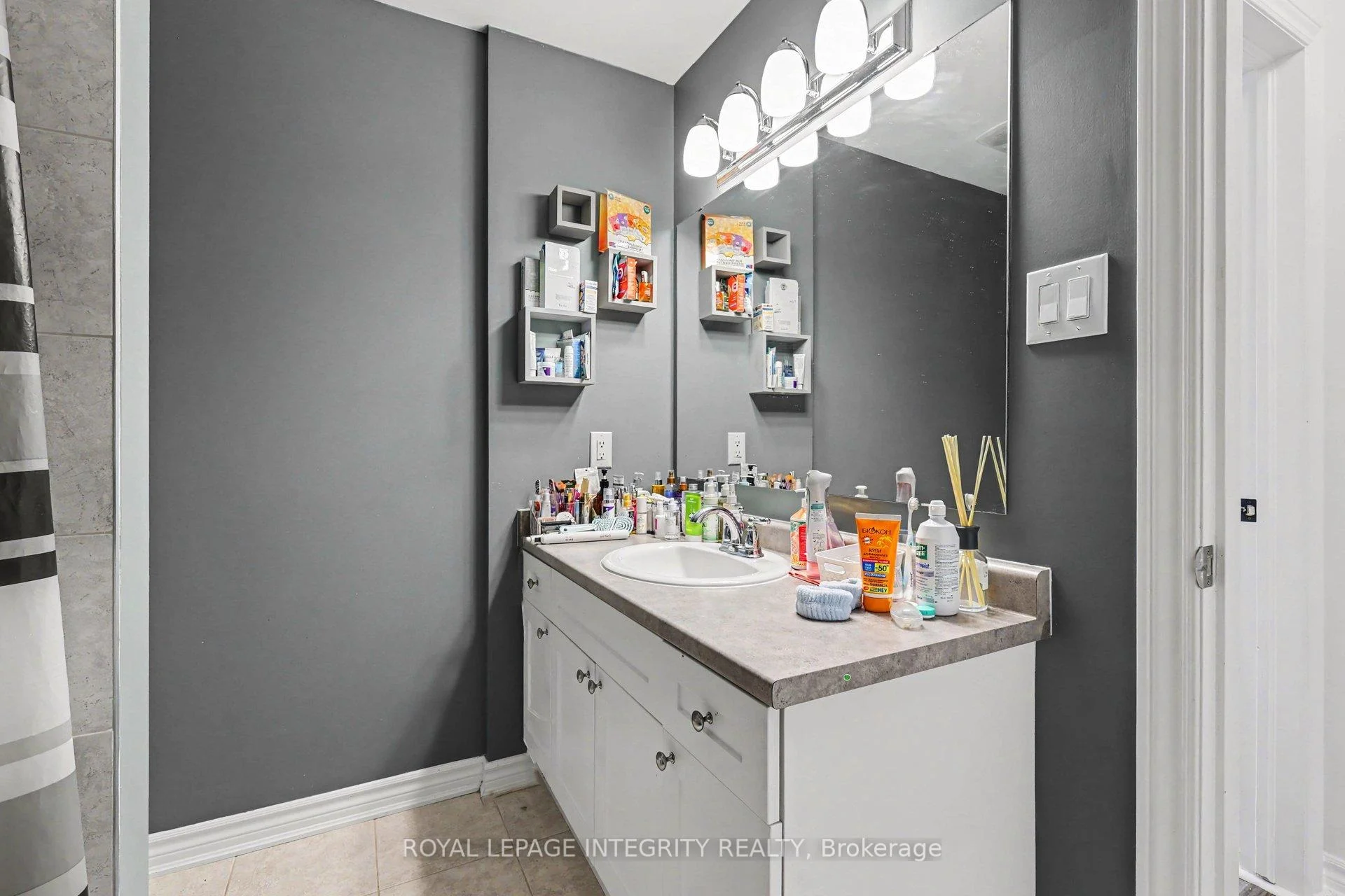 Photo 8 of 555 Foxlight Circle, Ottawa, Kanata - Emerald Meadows/Trailwest — HOMEH