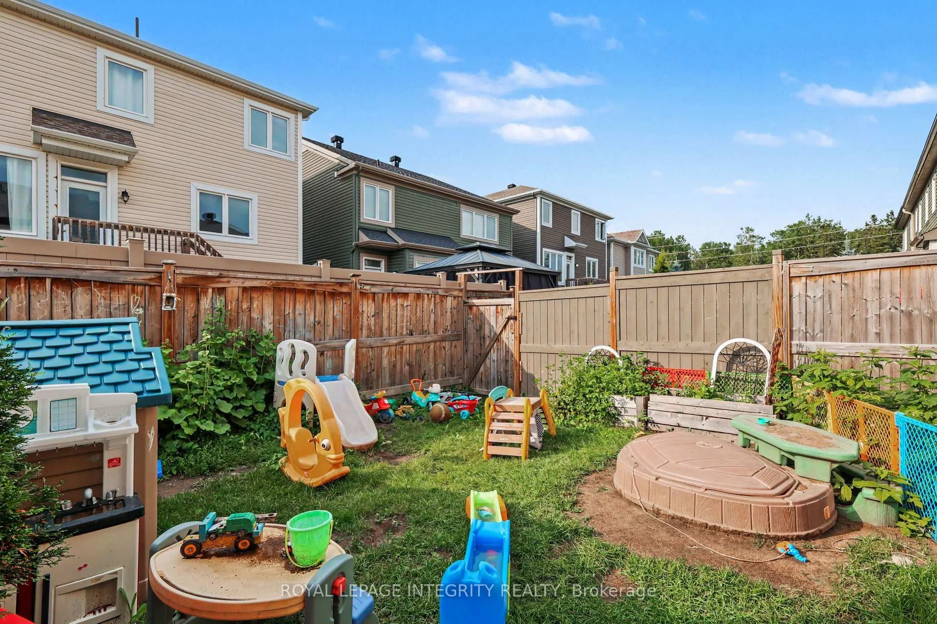 Photo 9 of 555 Foxlight Circle, Ottawa, Kanata - Emerald Meadows/Trailwest — HOMEH