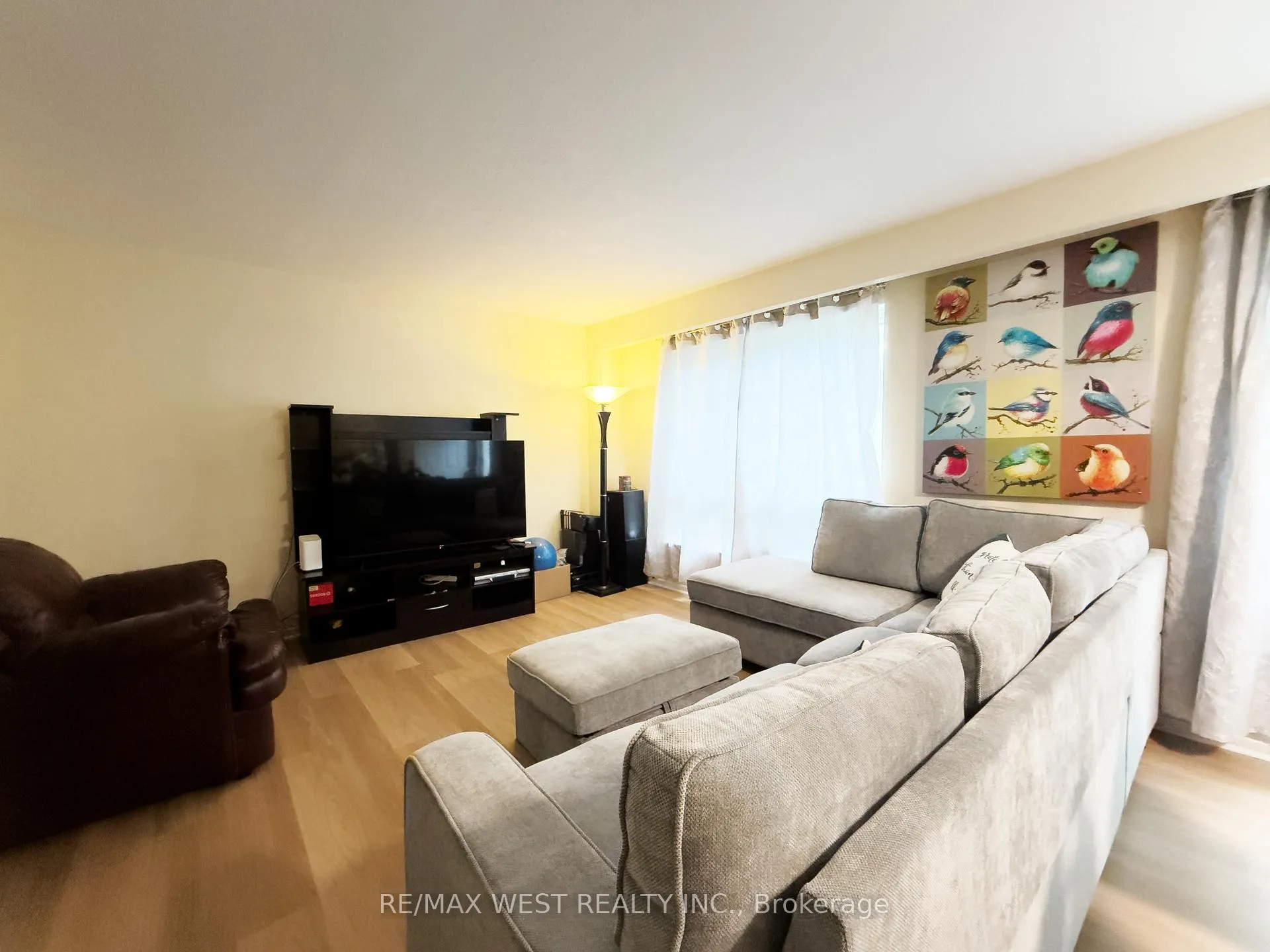 Photo 4 of Unit 3, 19 Gosford Boulevard, North York, Black Creek — HOMEH