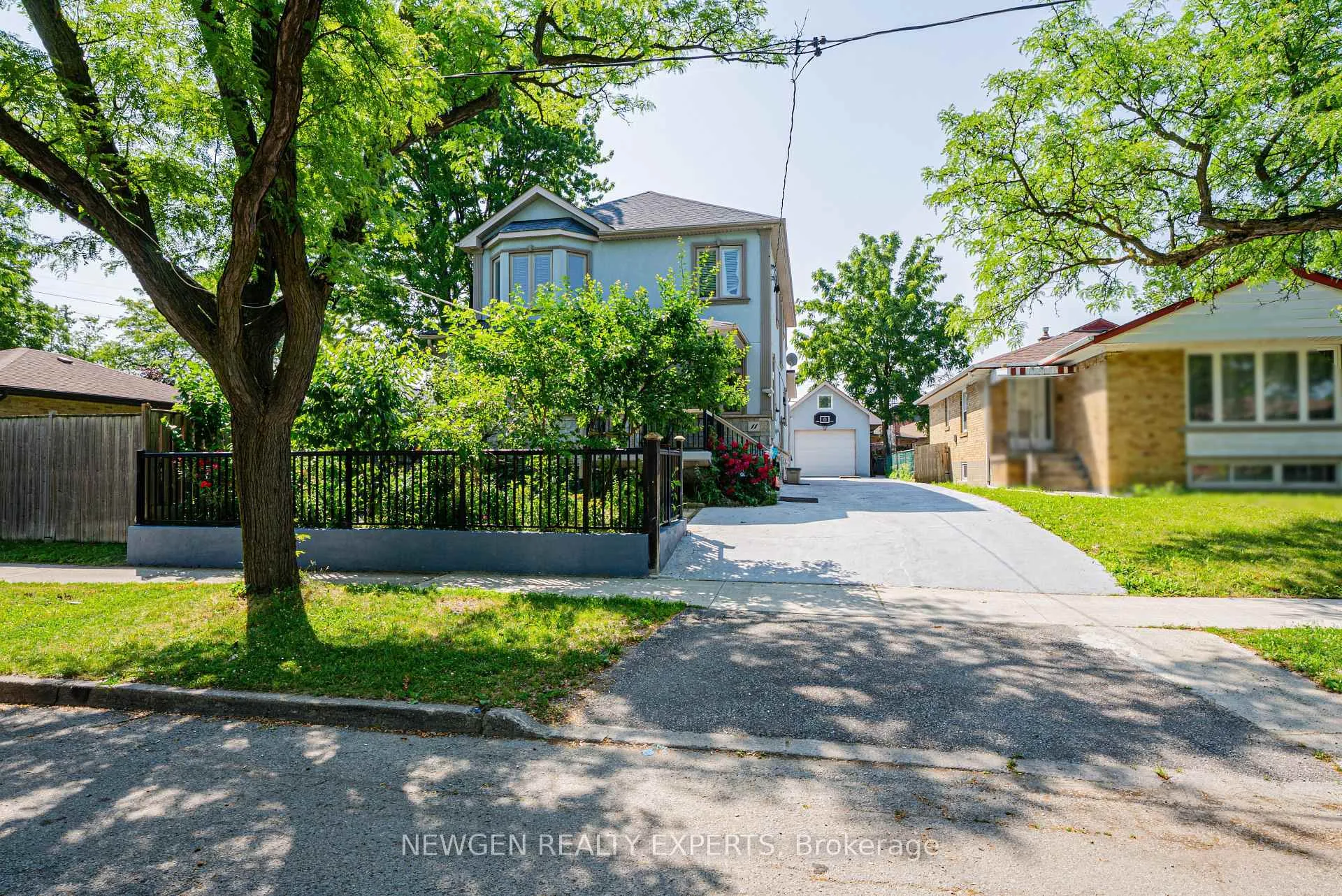 Photo 2 of 11 Benway Drive, Etobicoke, Rexdale-Kipling — HOMEH