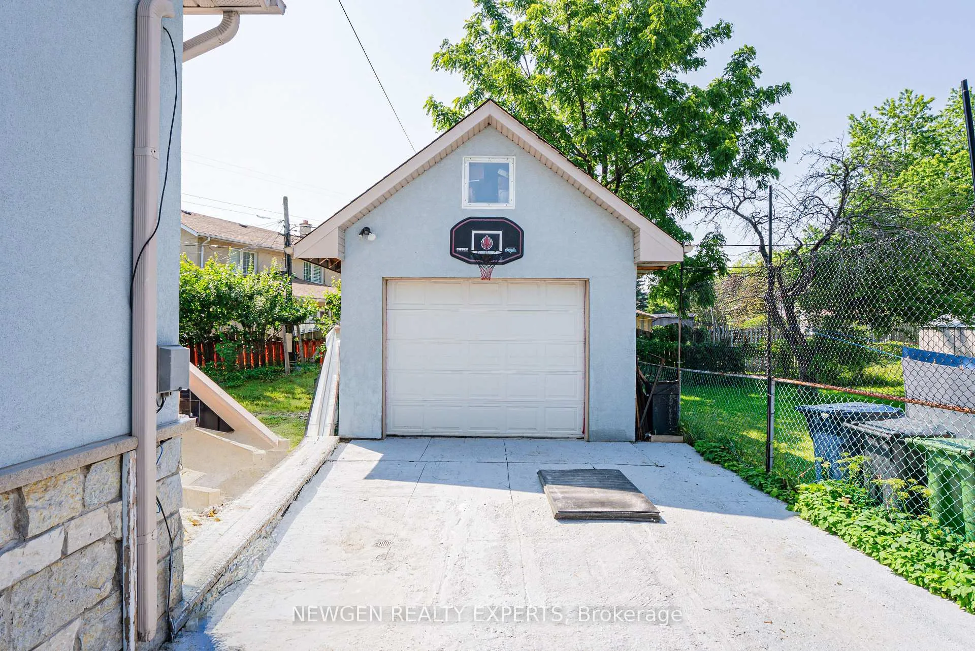 Photo 3 of 11 Benway Drive, Etobicoke, Rexdale-Kipling — HOMEH