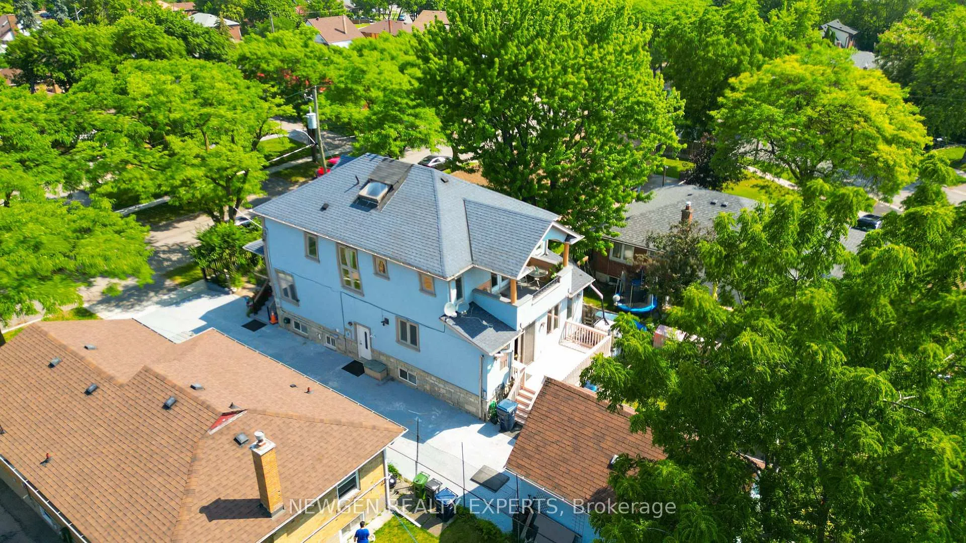 Photo 4 of 11 Benway Drive, Etobicoke, Rexdale-Kipling — HOMEH