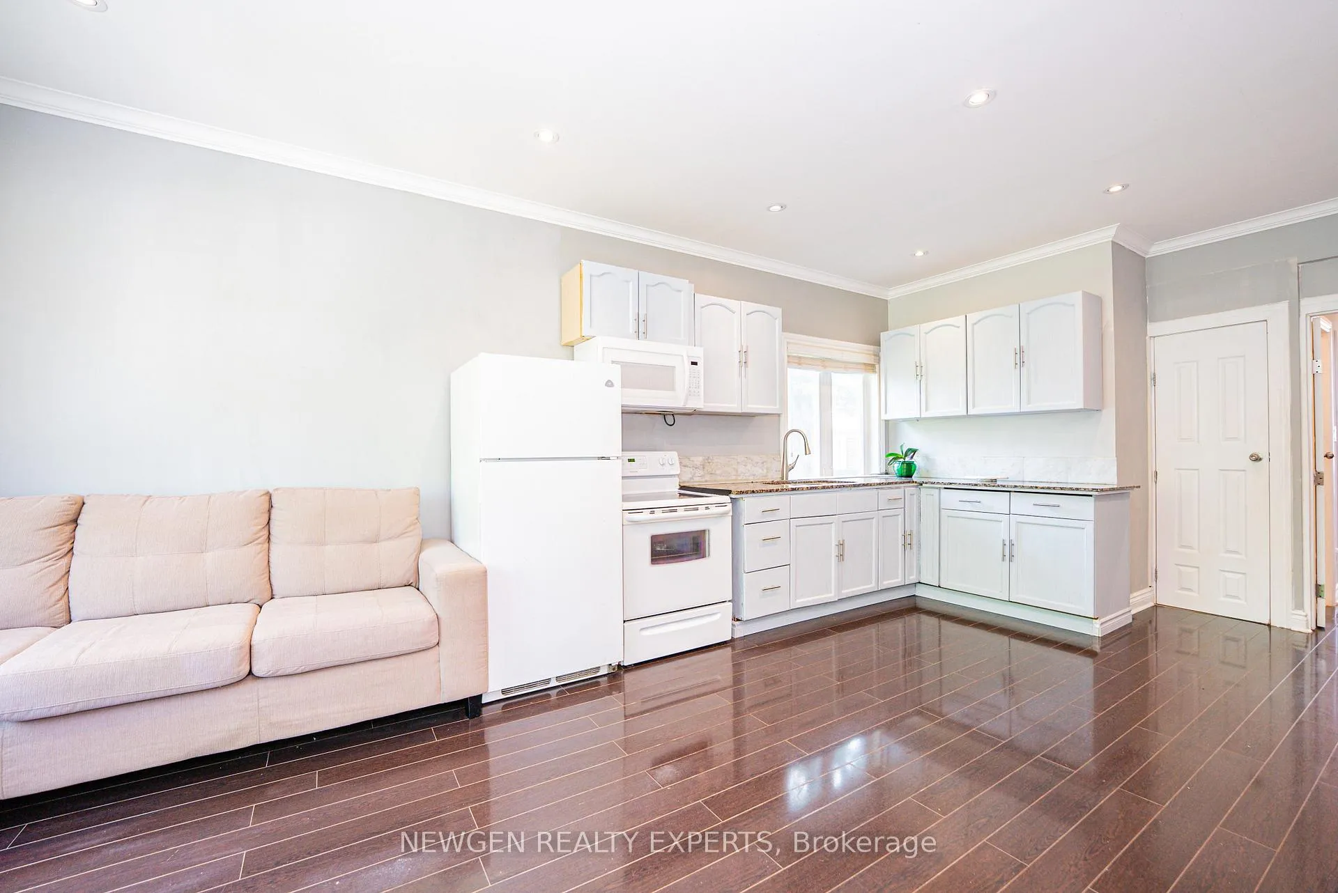 Photo 8 of 11 Benway Drive, Etobicoke, Rexdale-Kipling — HOMEH