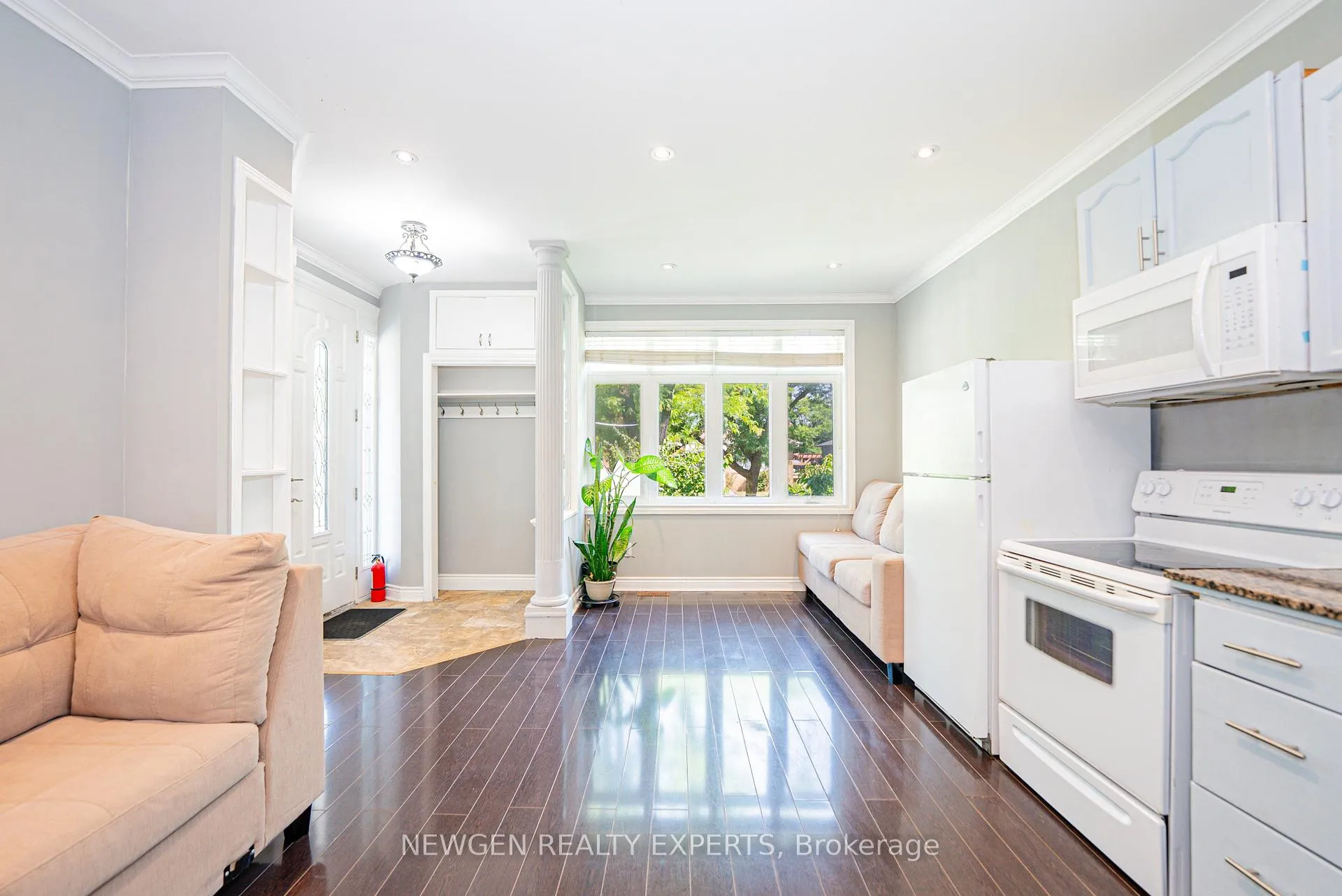 Photo 9 of 11 Benway Drive, Etobicoke, Rexdale-Kipling — HOMEH