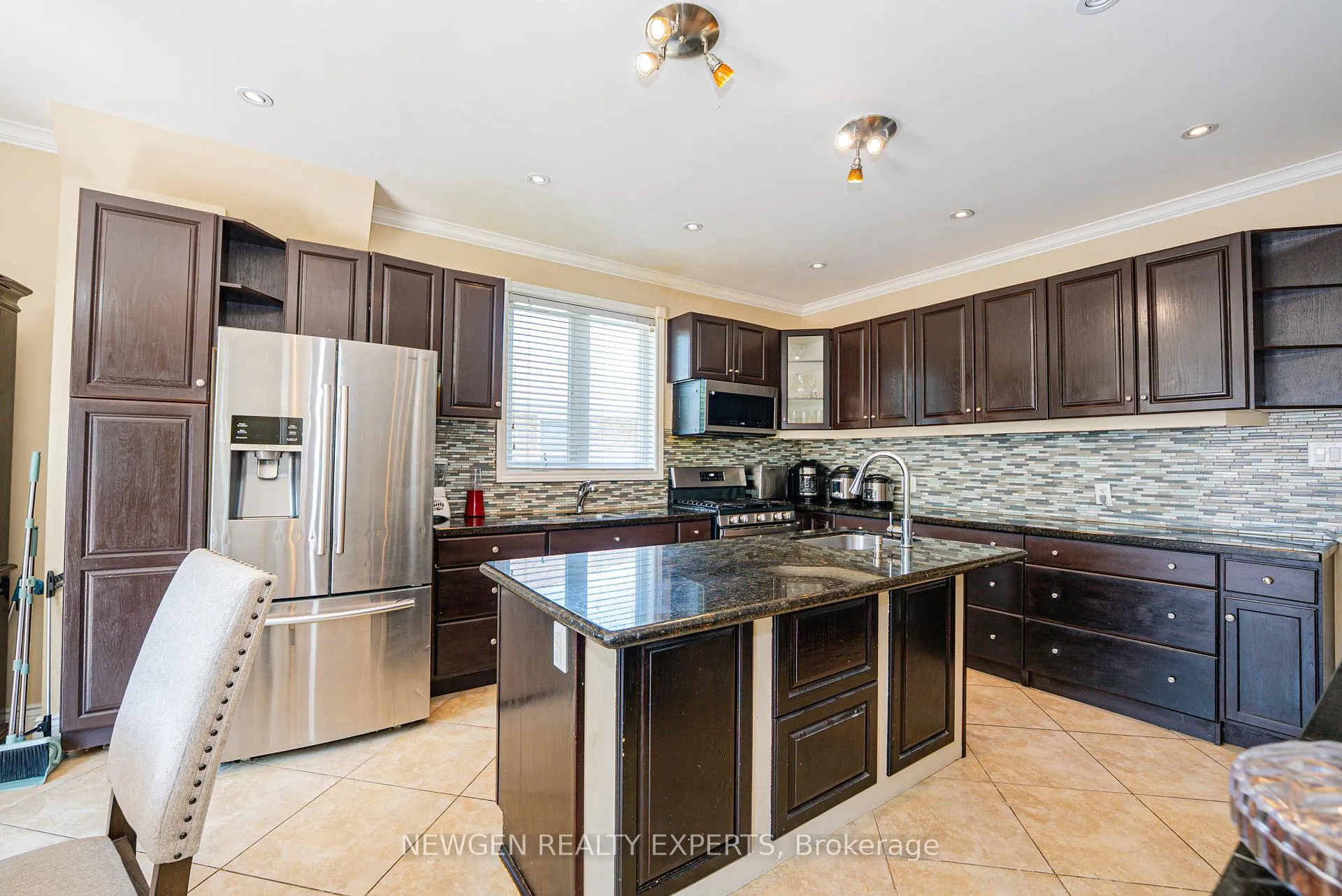 Photo 13 of 11 Benway Drive, Etobicoke, Rexdale-Kipling — HOMEH