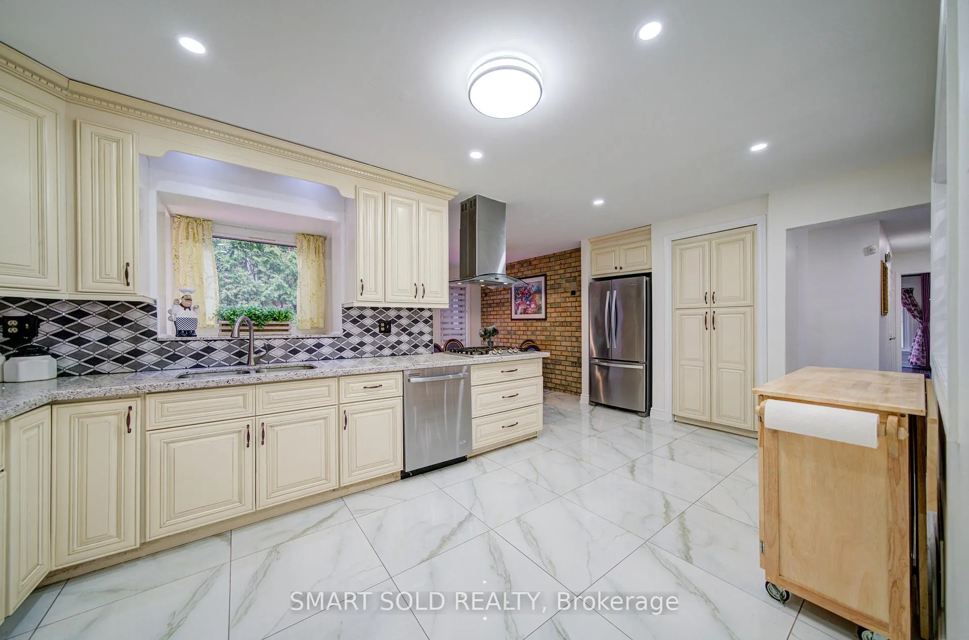 Photo 8 of 48 Montgomery Court, Markham, Buttonville — HOMEH