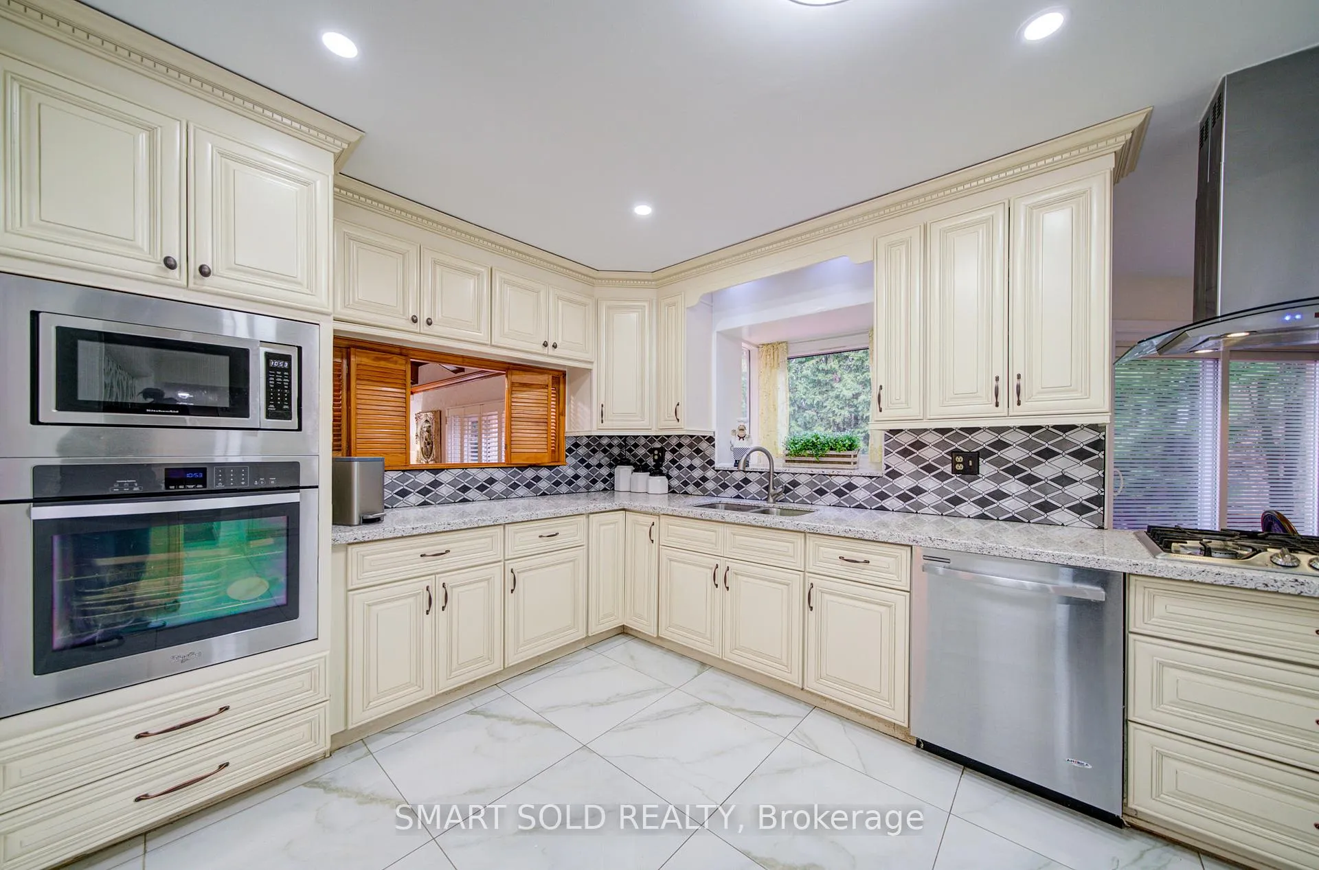 Photo 9 of 48 Montgomery Court, Markham, Buttonville — HOMEH