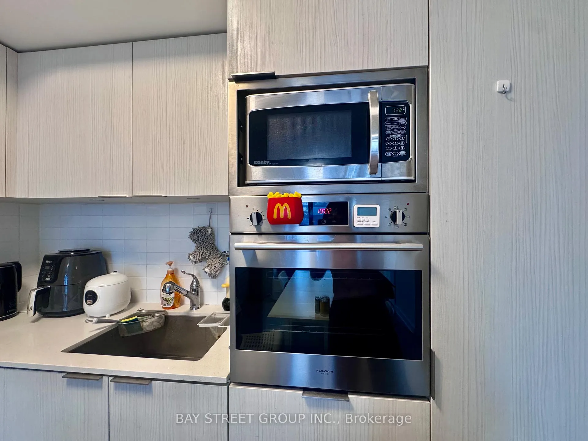 Photo 7 of Unit 2103, 11 Wellesley Street W, Toronto, Bay Street Corridor — HOMEH