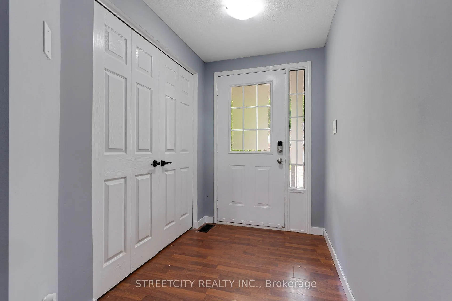 Photo 4 of 302 Oprington Place, Kitchener, Highland West — HOMEH