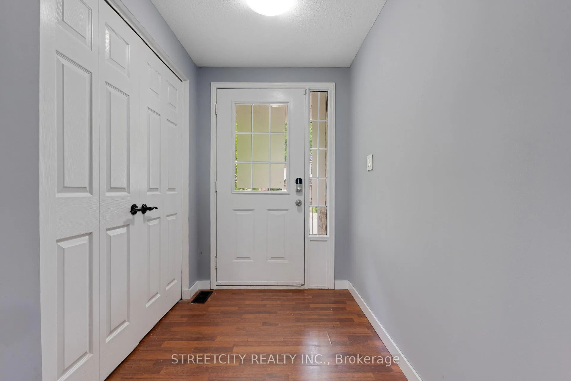 Photo 5 of 302 Oprington Place, Kitchener, Highland West — HOMEH