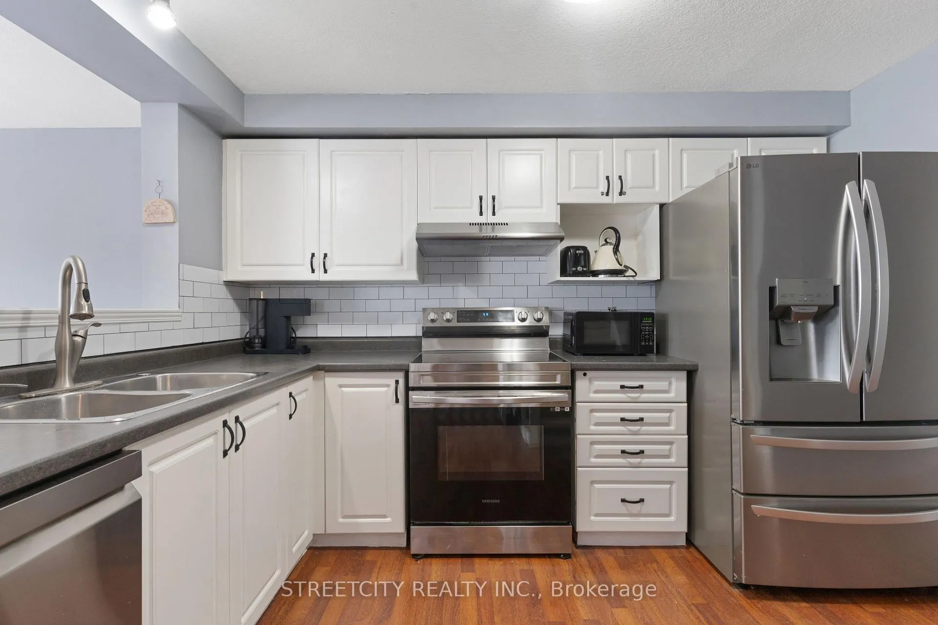 Photo 10 of 302 Oprington Place, Kitchener, Highland West — HOMEH