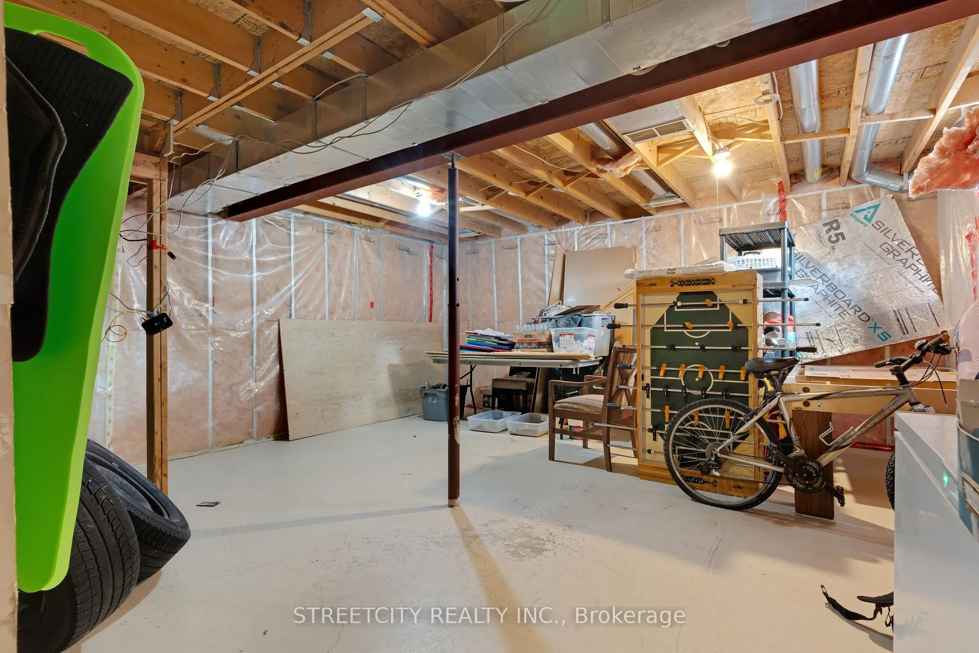 Photo 33 of 302 Oprington Place, Kitchener, Highland West — HOMEH